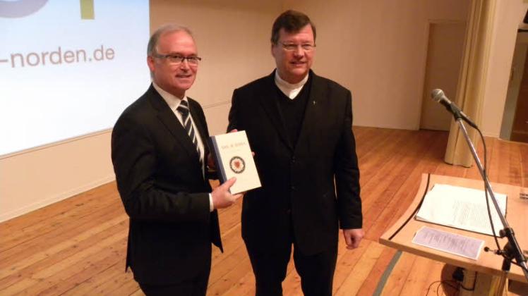 Bischof Dr. Abromeit  (r.) übergab in Sternberg im Namen der Nordkirche ein Exemplar der Lutherbibel 2017 dem Vertreter der Landesregierung, Innen-Staatssekretär Thomas Lenz. 