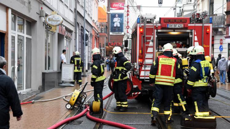 Feuerwehr-Einsatz in der Wismarschen Straße: Im Keller eines Hauses brannte ein Sicherungskasten. Die Schweriner Berufsfeuerwehr sucht dringend Verstärkung. 