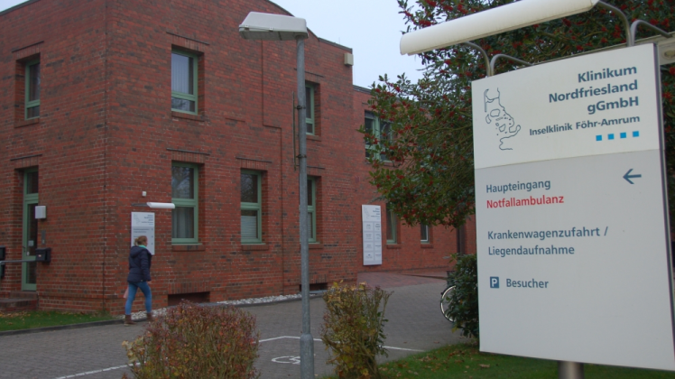 Die Schließung der Geburtenstation in der Wyker Insel-Klinik Föhr-Amrum stößt erneut auf Kritik. 