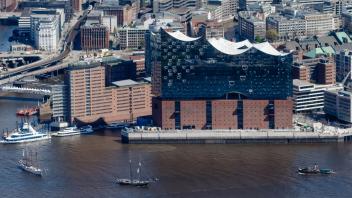 Luftbildaufnahme der neuen Elbphilharmonie in Hamburg.