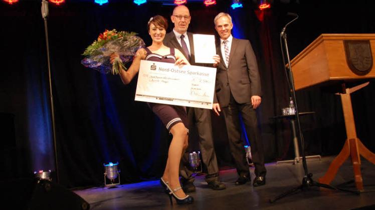 Große Freude über den Niederdeutschen Literaturpreis auf allen Seiten: Annie Heger mit dem stellvertretenden Bürgervorsteher Helmut Schulz (Mitte) und Bürgermeister Heiko Traulsen. 