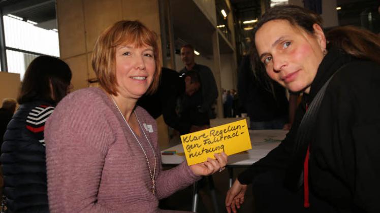Cornelia Kühl (links) und Delia Hemprich wünschten sich für den neuen Großflecken vor allem eine klare Regelung für die Fahrradnutzung. Das schrieben die beiden auf ihren „Wunschzettel“.   