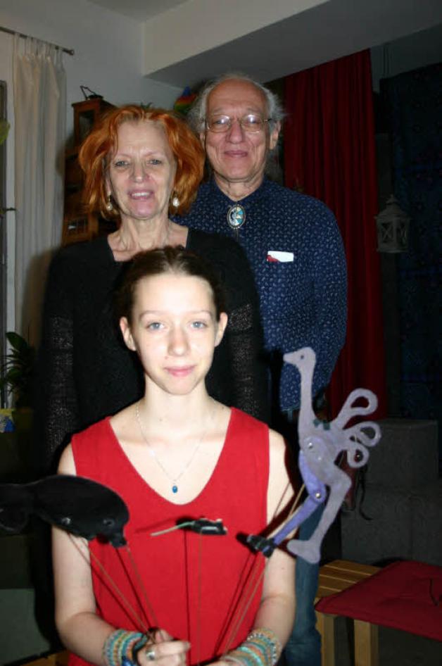 Familienbande auf Carlshöhe: Joanna (vorn) hat das Puppen- und das Schattenspiel von ihren Eltern Sabine Freund und Ralf Rahier gelernt. 