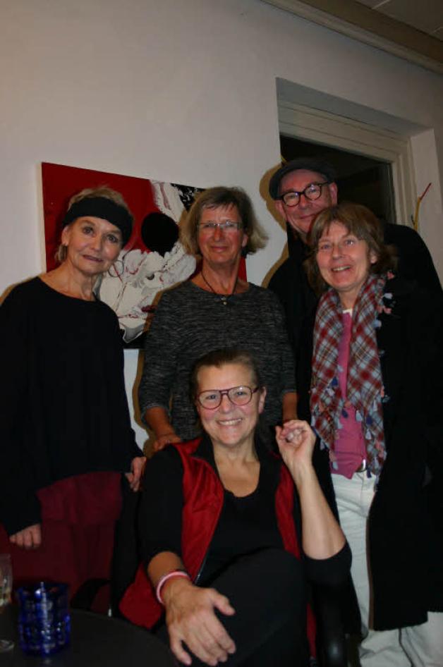 Konzentrierte Kunst auf Carlshöhe: (v. l.) Monika Maria Dotzer, Regine Hahn, Kay Kankowski, Heike Brüdern-Hoppe und Margit Buß (vorn).