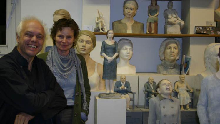 Die Bildhauerin Birgit Lindemann  und Maler Kai Feddersen haben ein gemeinsames ein Atelier auf Carlshöhe. Die Skulpturen wirken lebensecht. Fotos: Meisner-Zimmermann  