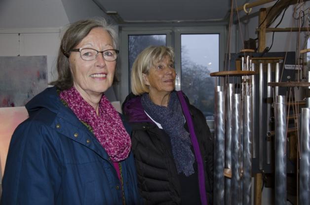 Kommen regelmäßig zum Kunsthandwerkmarkt: Monika Bernhard (links) und Elke Zgodda schauten sich die Glockenspiele vom Instrumentenbauer Klaus Puffpaff an.