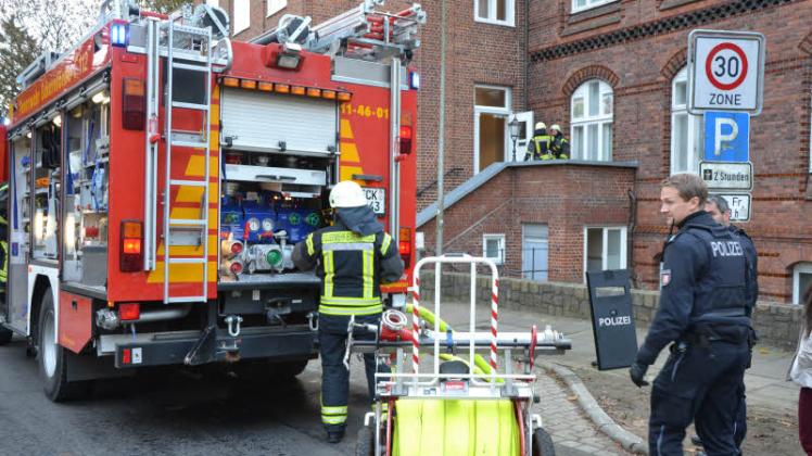 Feuerwehr und Polizei waren gestern Vormittag vor Ort im Mühlenberg 12 (ehemaliges Kreishaus). In der Wohnung im Hochparterre war es zu einer Rauchentwicklung gekommen. 