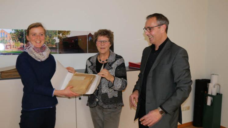 3400 Seiten historische Akten wurden fachgerecht restauriert und jetzt an die Gemeinde übergeben: Papier-Restauratorin Gudrun Kühl mit Bürgervorsteherin Ingeborg Reckling und Bürgermeister Horst Ansén (von links).  