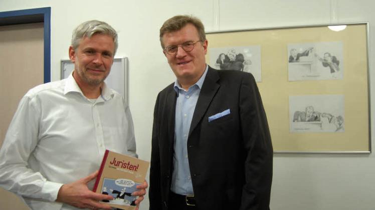 Ausstellung im Landgericht: Oliver Feicke (links) und Andreas Martins präsentieren Cartoons und Karikaturen. 