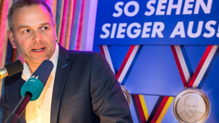 Der Fraktionschef der AfD im Landtag von Mecklenburg-Vorpommern, Leif-Erik Holm, bedankt sich nach seiner Wiederwahl als Landessprecher der Partei.  