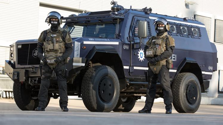 Zwei Beamte des Spezialeinsatzkommandos (SEK) stehen in voller Schutzausrüstung neben dem Einsatzfahrzeug „Survivor 1“.