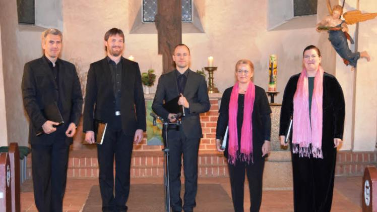 Schöne Stimmen in betörender Akustik:  (von links) Matthias Privler, Johannes Green, Johannes Wallbrecher, Evelyn Löhr und Friedamaria Wallbrecher. 