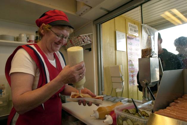 Die im Oktober verstorbene Annie Bøgild beim Zubereiten einer ihrer berühmten Hotdogs in Süderhaff.