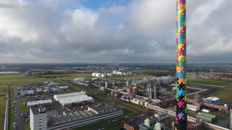 Der 132 Meter hohe Industrie-Schornstein auf dem Covestro-Gelände ist jetzt ein Kunstwerk.