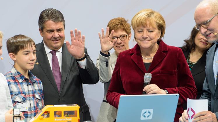 Sigmar Gabriel und Angela Merkel beim Nationalen IT-Gipfel in Saarbrücken.