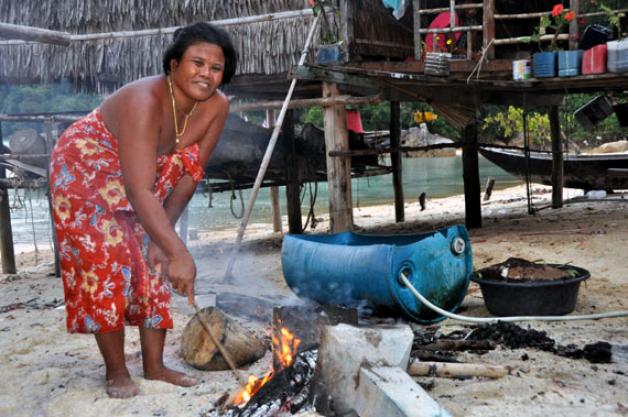 Yamleng bereitet das Feuer zum Kochen des Abendessens vor. Foto: Beuke