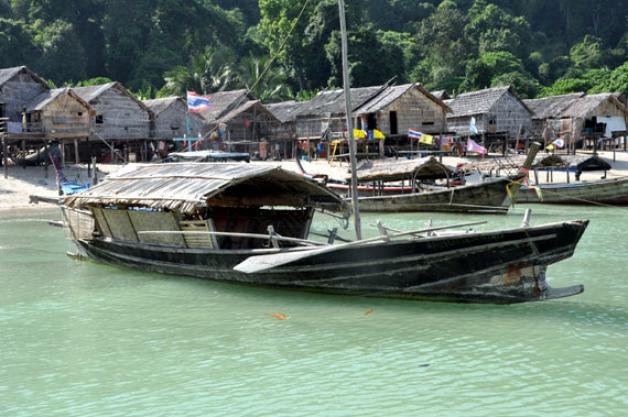Auf ähnlichen Booten wie diesem lebten die Moken früher auf dem Meer. Foto: Beuke