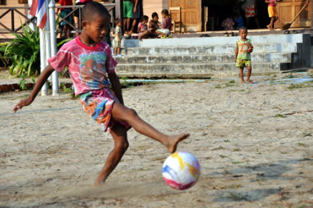 Auch auf der kleinen Insel Mu Ko Surin dreht sich alles um den Ball. Die Schüler toben sich vor der Schule nochmal beim Fußball aus. Foto: Beuke 