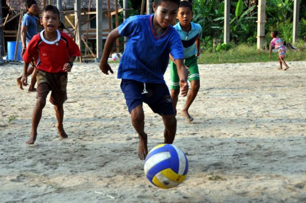 Die volle Lebensfreude zeigen die Mokenkinder beim Fußballspielen. Foto: Beuke