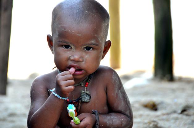 Neben Bildung und Geburtenregistrierung wollen die Hilfsorganisationen vorallem die Gesundheit der Moken fördern - dazu gehört auch das Zähne putzen. Foto: Beuke