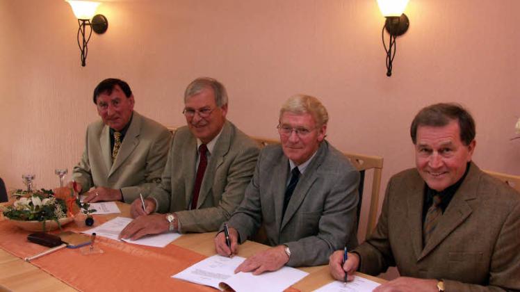 Waren sichtlich zufrieden, als die Beitrittsverhandlungen mit ihrer Unterschrift abgeschlossen wurden: (von links) Ulrich Bachler, Hans-Helmut Guthardt, Edgar Petersen und Hans-Werner Berlau. 