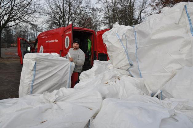 Auf dem Hof stapeln sich riesige, in Säcke abgepackte Mengen Styropor. Auf dem Hof stapeln sich riesige, in Säcke abgepackte Mengen Styropor.