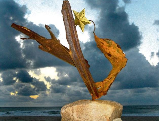 Rostreicher Stahl von alten Buhnen ist das Lieblingsmaterial von Greg Baber für seine Strandgut-Skulpturen. Dazu kommen Steine oder Holz. Foto: sh:z