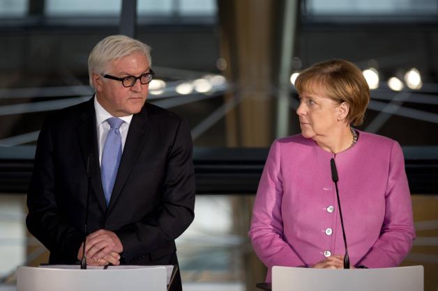 Ein warmes Pfingstrosen-Rosa trug Merkel bei der Vorstellung von Frank-Walter Steinmeier SPD als Kandidat zur Wahl als Bundespräsident (12. November 2016).