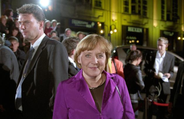 Bei weniger politischen Veranstaltungen trägt die Kanzlerin auch Blazer in kräftigem Lila. Hier 2004 auf einer Veranstaltung in Berlin.