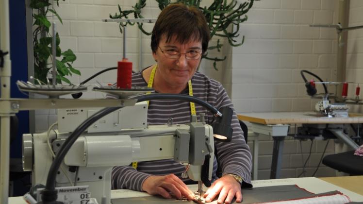 Mit Spaß und Akribie: Sabine Packebusch näht in der DRK-Werkstatt in Schmarl die Turnbeutel aus der Rettertaschen-Kollektion zusammen.  