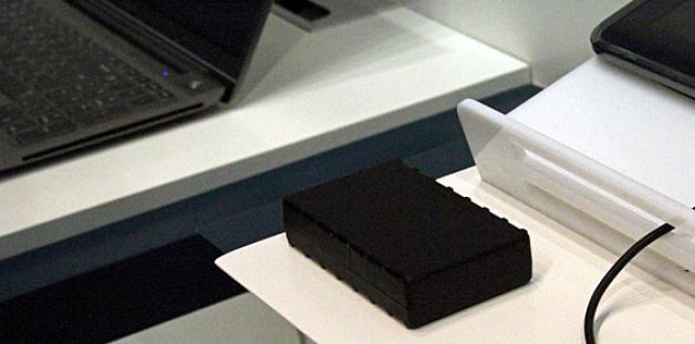 Ein kleiner schwarzer Kasten: Telefónicas "Blackbox" fürs Auto zeichnet Daten auf, mit denen Versicherer ihre Tarife auf jeden Kunden individuell zuschneiden können. Foto: Telefónica