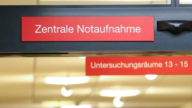 Ein Schild mit der Aufschrift „Zentrale Notaufnahme“ ist in der Asklepios Klinik Nord - Heidberg in Hamburg zu sehen. Am Montag wurde die Erweiterung der Zentralen Notaufnahme in der Asklepios Klinik Nord feierlich eröffnet.