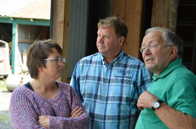 Karl-Dieter Fischer (re.) im Gespräch mit dem Landesvorsitzenden Karl-Henning Hinz und seiner Frau Inga. Karl-Dieter Fischer (re.) im Gespräch mit dem Landesvorsitzenden Karl-Henning Hinz und seiner Frau Inga.