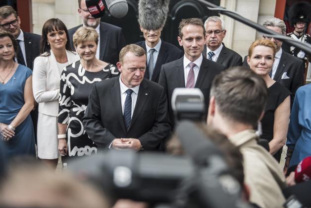 Der dänische Premierminister Lars Løkke Rasmussen (M) spricht gemeinsam mit Mitgliedern seiner Regierung, darunter Integrationsministerin Inger Støjberg (r), zu Journalisten vor Schloss Amalienborg in Kopenhagen. 