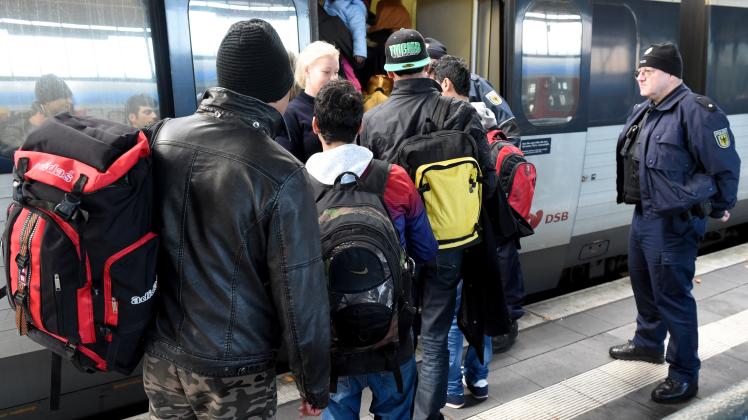 Flüchtlinge auf dem Weg nach Dänemark steigen am Flensburger Bahnhof in einen dänischen Zug (Archiv).