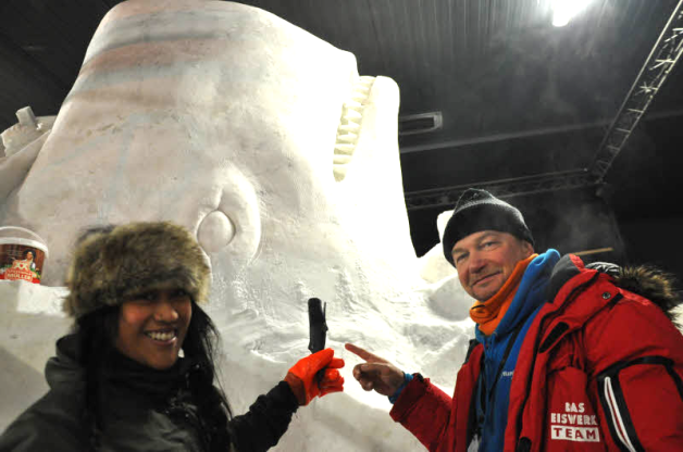 An dem kleinen Modell überprüfen Künstlerin Anne Marie Taberdo und ihr russischer Kollege Sergey Tselebrovskiy, ob bei der großen Schneeskulptur auch alle Details stimmen. Die Engländerin ist zum ersten Mal dabei.  Fotos: Antje Kindler 
