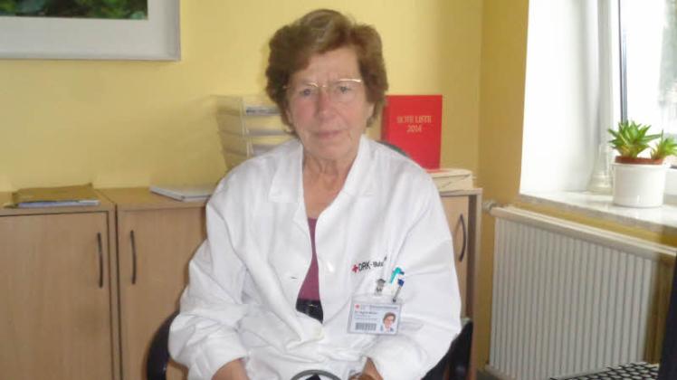 Auch mit 80 Jahren nicht aus dem DRK-Blutspendedienst in der Rostocker Südstadt wegzudenken: Dr. Sigrid Müller.