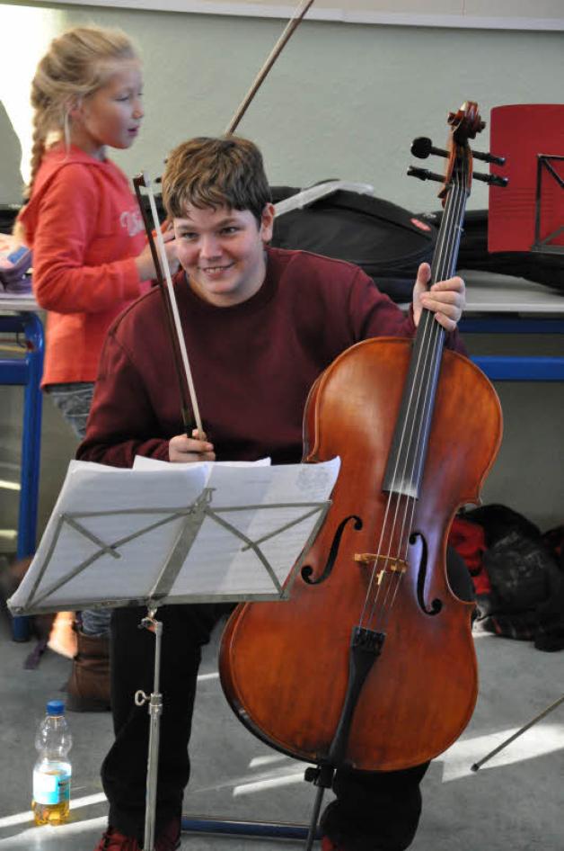 Luis unterstützt das Ensemble mit seinem Cello. Luis unterstützt das Ensemble mit seinem Cello.