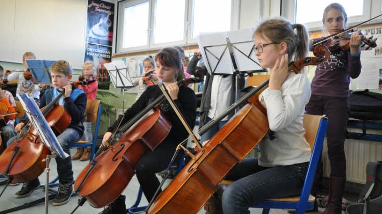 Die jungen Musiker der Regionalen Schule Crivitz über fleißig für ihren Auftritt zum zweiten Advent.  Fotos: Sarah Langemeyer 