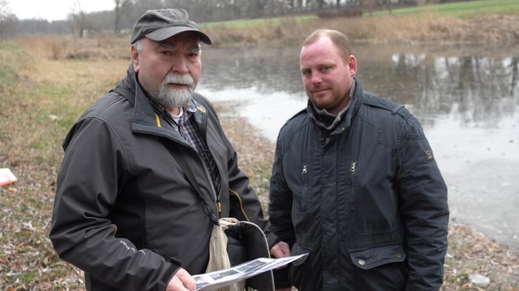 Angelvereinschef Georg Wendt (l.) und Ortsteilvertretervorsteher Lars Tippelt schauten sich gestern noch mal den beklagenswerten Zustand des Vellahner Töpferteiches an. In Politik und Bevölkerung gibt es großen Rückhalt für ein Rettungsprojekt. 