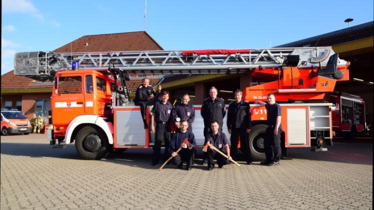 Die Quickborner Feuerwehr präsentiert ihren Drehleiterwagen, mit dem sie zurzeit auch Einsätze in Ellerau fährt.  