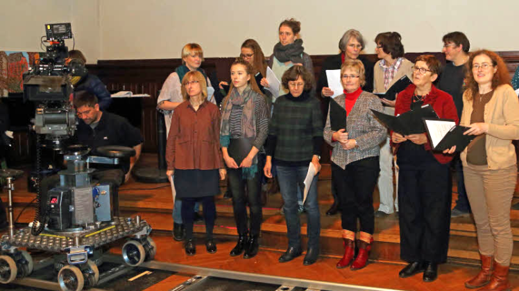 Sängerinnen der Güstrower Kantorei als Komparsen beim Filmdreh in der Aula des Gymnasiums 