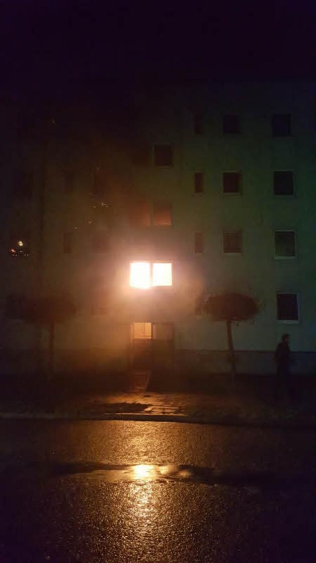 Die Flammen schlagen aus dem Fenster des ersten Obergeschosses, fotografiert von Christian Flachs, nachdem alle unverletzt aus dem Haus gelangten. 