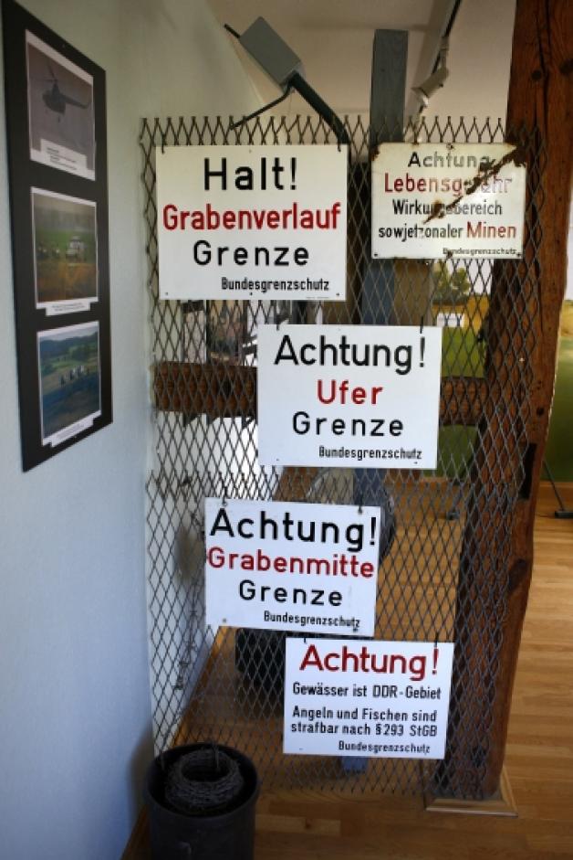 Ausgestellte Warnschilder hängen  im „Grenzhus“ in Schlagsdorf. 