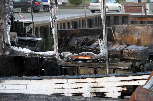 Fischkutter im Hafen von Ribnitz-Damgarten in Flammen aufgegangen - als Imbiss genutzter Kutter vollständig verbrannt - 150.000 Euro Schaden
