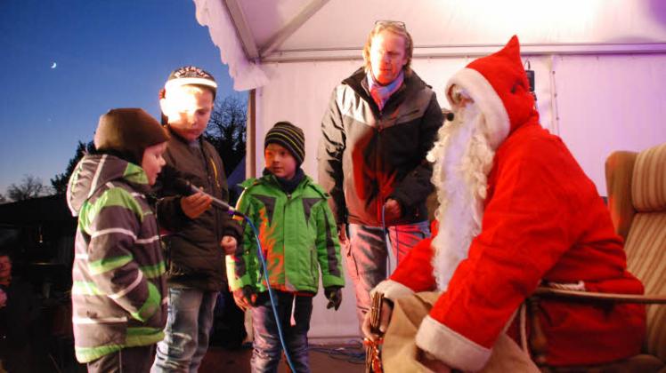 Ein Gedichtlein aufsagen oder ein Liedchen singen, der Weihnachtsmann in Lenzen hatte viele Geschenke für die Kleinen dabei. 