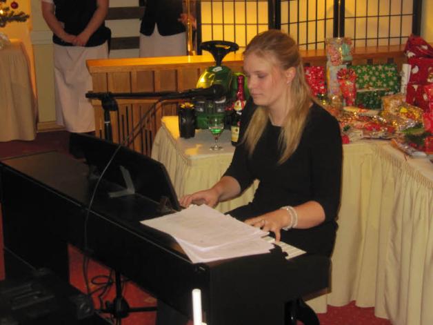 Standing Ovations erntete Isabelle Schubert für ihre populären Musikstücke auf dem E-Piano. 