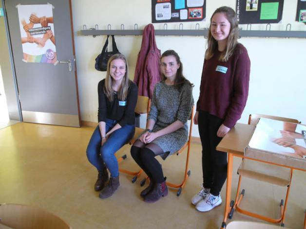 Drei der Aktiven von SoR (Schule ohne Rassismus) informieren über ihre Arbeit: (v.l.) Annika Hillmann (Kl. 9), Juliana Schulz (Kl. 10) und Tanja Wachner (Kl. 9)