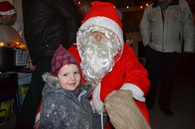 Stolz posierte die dreijährige Elisa Hermann mit dem Weihnachtsmann.