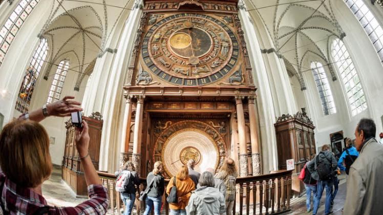 Mit dem Austausch des Zifferblatts der Astronomischen Uhr in der Marienkirche soll das Jubiläumsjahr 2018 eingeläutet werden.  Fotos: Georg scharnweber, ITMZ/Universität Rostock 